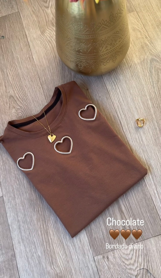 Camiseta corazones troquel café