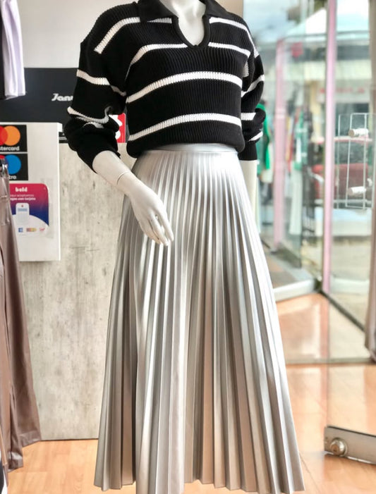 Falda midi tipo cuero